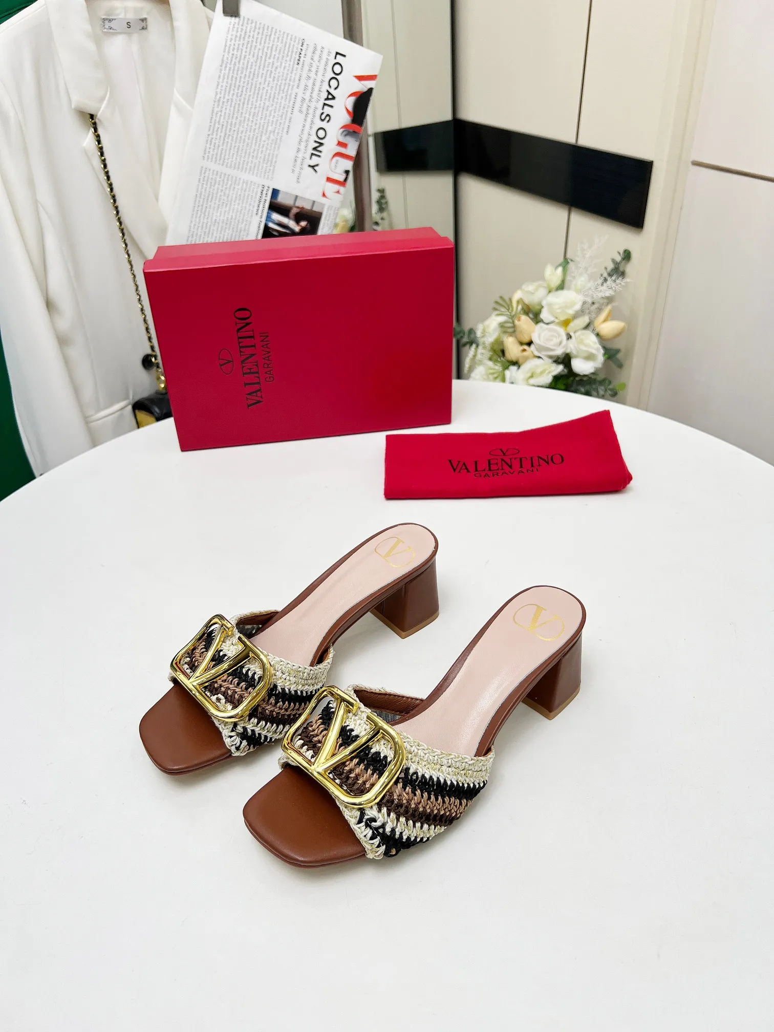 👟👟Ex-factory price 440👟👟 Genuine leather sole +30 🆕 Valentino👑👑 Latest series with perfect hand-woven details. A very eye-catching catwalk series launched [strong][strong] Code number: 35 to 43 (genuine leather sole +30)